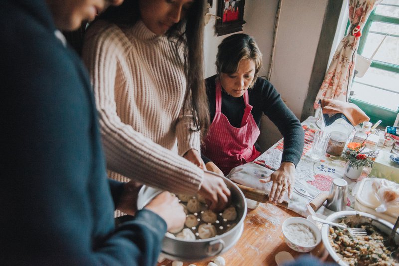 Putting momos in the steamer