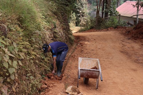 RS50732_Clearing Drain Near the Mycobacterium Research Laboratories (3)_scr.JPG