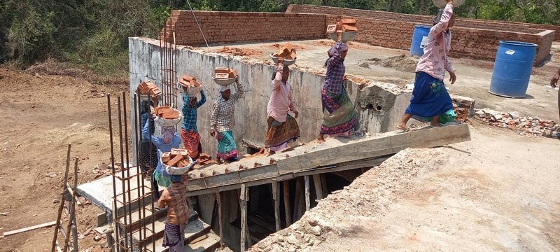 Women labourers working in 46 degree heat at The Leprosy Mission&#x27;s Salur Hospital site in Andhra Pradesh
